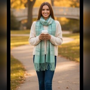 ​Vintage Salomon’s Panama City Shawl  Mint Green Scarf Lurex Evening Wrap MCM